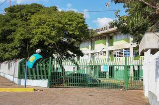 Escola Estadual Hércules Maymone está com as aulas suspensas desde maio (Foto: Paulo Francis/Arquivo)