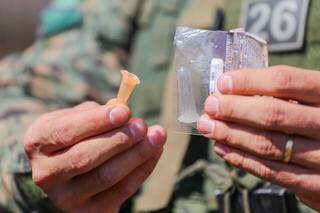 Pinos usados na separação de porções de droga para a venda foram encontrados na residência (Foto: Marcos Maluf)