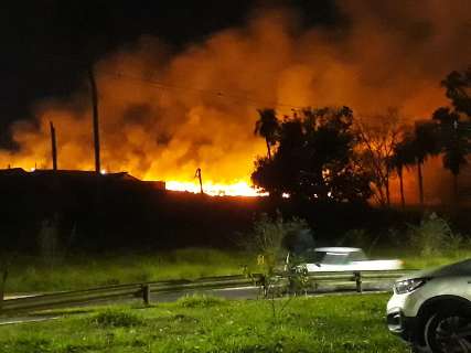 Inc&ecirc;ndio de grandes propor&ccedil;&otilde;es devasta terreno ao lado de condom&iacute;nio 