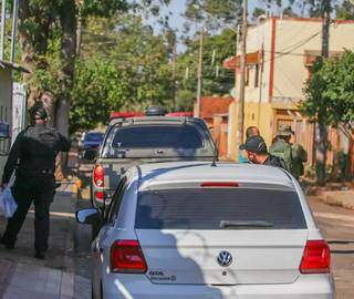 Movimentação em frente a casa onde ocorreu o confronto no Bairro José Abrão (Foto: Marcos Maluf)