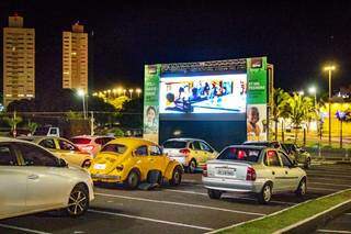 Cine drive-in em shopping de Campo Grande (Foto: Henrique Kawaminami)
