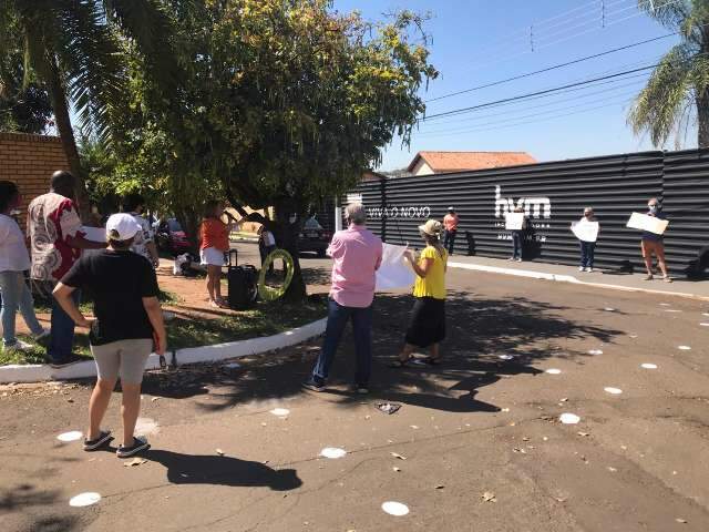 Usando cartazes, moradores protestam contra empreendimento em bairro nobre
