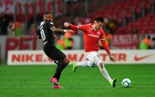 L&iacute;der isolado no Campeonto,  Internacional vence Botafogo por 2 a 0