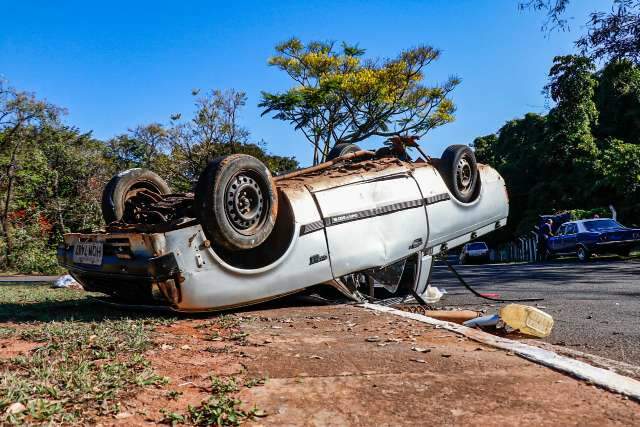 Picape capota em rotat&oacute;ria do Parque dos Poderes 