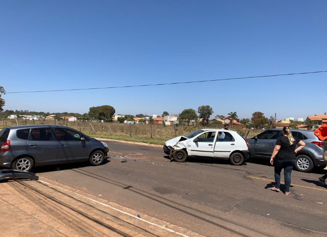 Acidente envolvendo tr&ecirc;s ve&iacute;culos tumultua tr&acirc;nsito na Avenida Tr&ecirc;s Barras