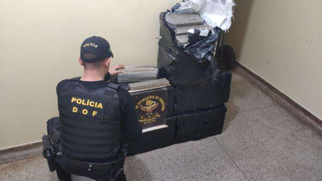 Traficante tenta fugir de abordagem, mas acaba preso com carro lotado de maconha