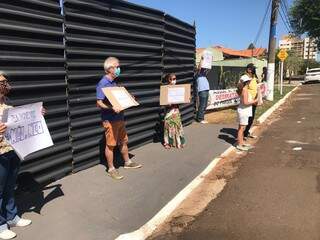 Usando cartazes, moradores protestam contra empreendimento em bairro nobre