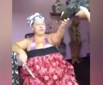 Pai de santo mata frango, bebe o sangue e revolta moradores