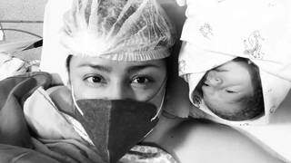 Mãe e filha recém-nascida na hora do parto. Mari usava máscara o tempo inteiro. (Foto: Arquivo Pessoal)