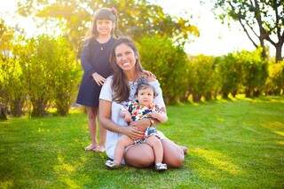 A nutricionista Camila Reis com suas duas filhas. (Foto: Arquivo Pessoal)