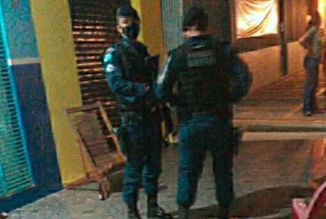 Homens s&atilde;o baleados enquanto bebiam cerveja em frente de casa