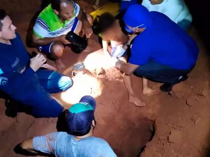 Menino cai em buraco durante brincadeira e &eacute; salvo ap&oacute;s 2 horas soterrado 