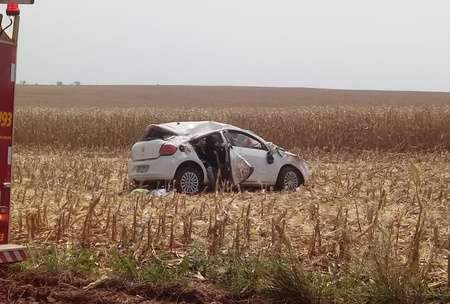 Motorista perde controle da dire&ccedil;&atilde;o e capota em estrada pr&oacute;ximo a BR-060