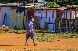 Homem caminha de máscara em periferia de Campo Grande (Foto: Marcos Maluf)
