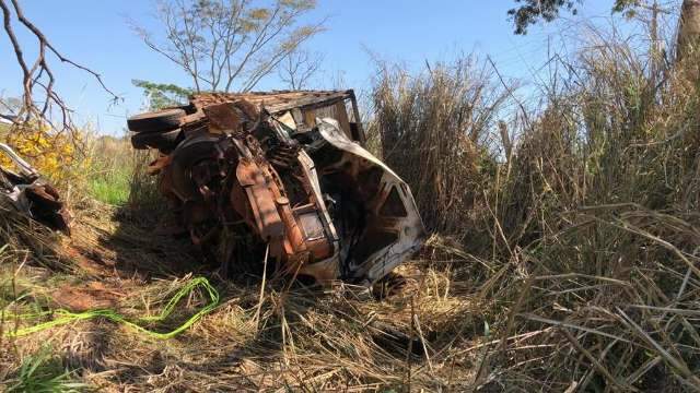 Caminhão boiadeiro sai da pista e fica destruído após bater em árvore na MS-395