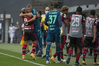 Gabriel comemora gol com abraço no técnico Domènec Torrent (Foto: Divulgação)