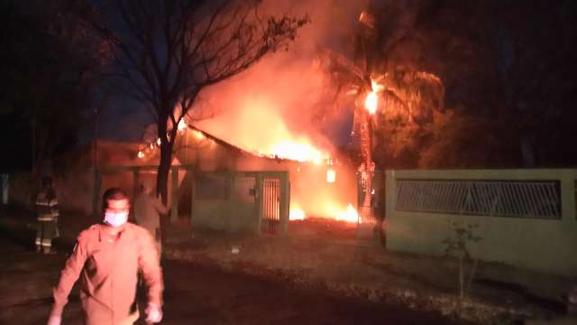Mulher vai &agrave; delegacia denunciar viol&ecirc;ncia dom&eacute;stica e ex incendeia casa 