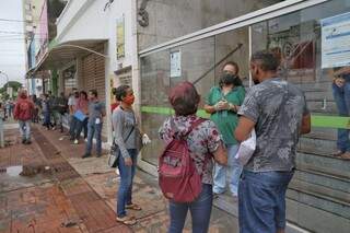 Candidatos em fila em frente a sede da Funtrab em Campo Grande. (Foto: Paulo Francis)