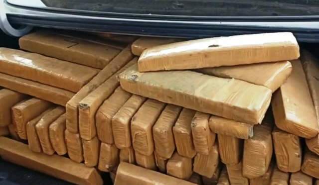 Jovem abandona ve&iacute;culo, mas &eacute; preso com com mais de meia tonelada de maconha