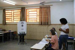 Cabine de votação na Escola Padre Tomaz Girardeli (Foto: Paulo Francis/Arquivo)