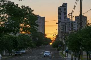 Sol ao fundo indica dia quente em Campo Grande (Foto: Marcos Maluf)