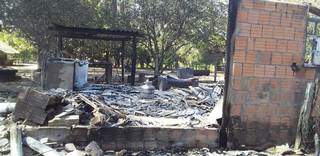 Casa foi completamente destruída pelo fogo. (Foto: MS Todo Dia)