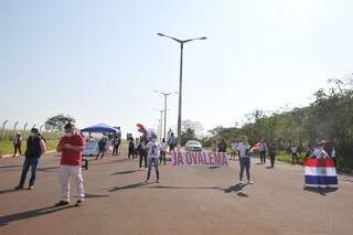 Manifestantes paraguaios fecham rodovia pedindo abertura da fronteira