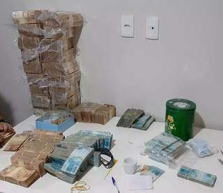 Policiais apreenderam R$ 2 milhões e 730 mil dólares em um dos endereços onde foi cumprido mandado de prisão em Santos (SP) (Foto: PF/Divulgação)