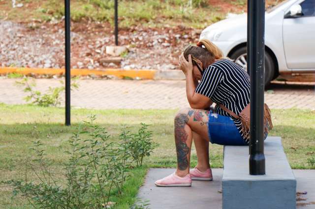 Jovem &eacute; assassinada enquanto conversava com vizinhas na frente de casa