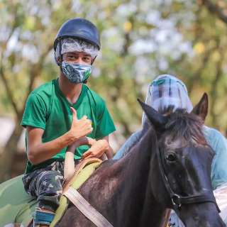 Terapia com cavalos volta, para alegria das crianças na pandemia