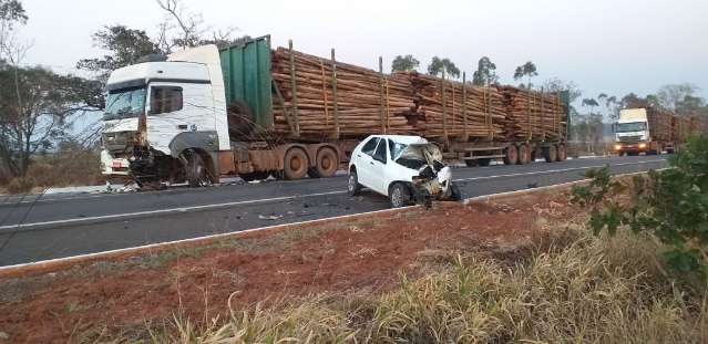 Motorista de Palio morre em acidente com carreta na BR-262