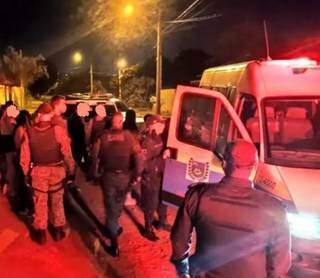 Infringindo medidas sanit&aacute;rias, 19 s&atilde;o levados para delegacia depois de festa