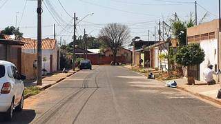 Rua Aparecida Secco Thomé, onde os cachorros foram envenenados. (Foto: Clayton Neves)