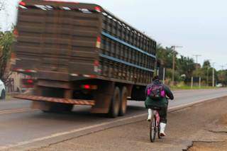 Ciclistas divedem rodovia com caminhões de grande porte em MS (Foto: Marcos Maluf/Arquivo)