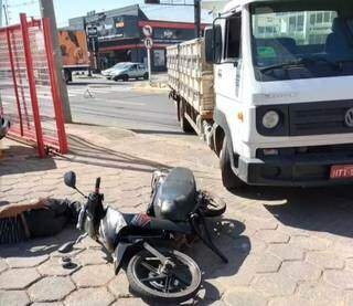 Acidente deixou motociclista no chão (Foto: Direto das Ruas)