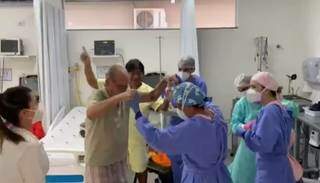 &quot;Bailinho&quot; na enfermaria celebra vit&oacute;ria de Elias, de 80 anos, contra covid