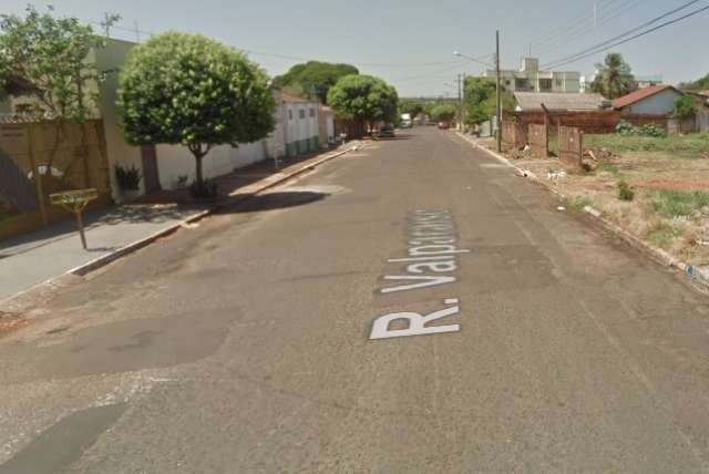 Flagrado pulando muro, ladr&atilde;o luta com rapaz e &eacute; preso escondido dentro de casa