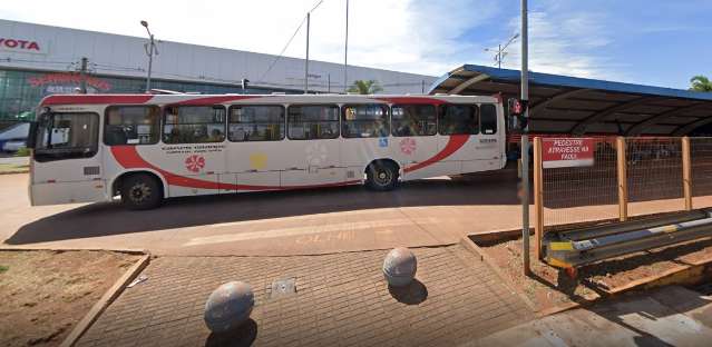 Passageira vai receber R$ 8 mil ap&oacute;s cair em terminal de &ocirc;nibus e quebrar perna 