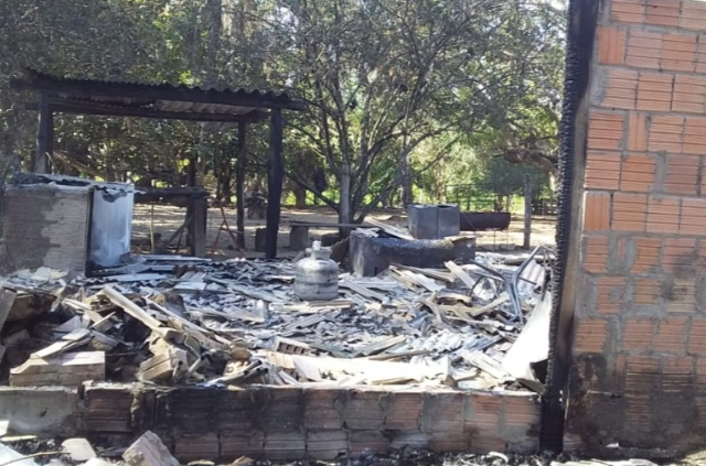 Para salvar beb&ecirc; de inc&ecirc;ndio, adolescente jogou o filho pela janela 