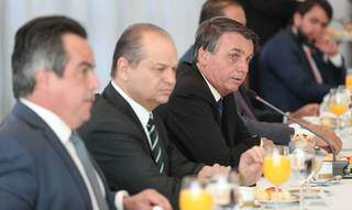 Bolsonaro reunido com ministros e parlamentares da base do governo nesta manhã (Foto: Marcos Corrêa/PR)