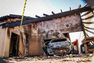 Estacionado em garagem, carro ficou destruído, assim como varanda da residência (Foto: Henrique Kawaminami)