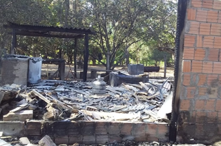 Casa foi desruída durante incêndio ocorrido nesta segunda-feira (Foto: MS Todo Dia) 