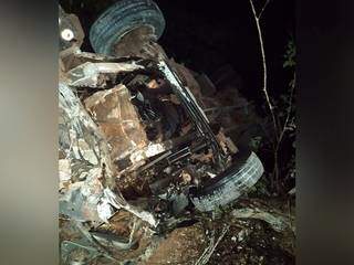 Caminhão ficou totalmente destruído após tombar na BR-262. (Foto: Divulgação/5ºGBM)
