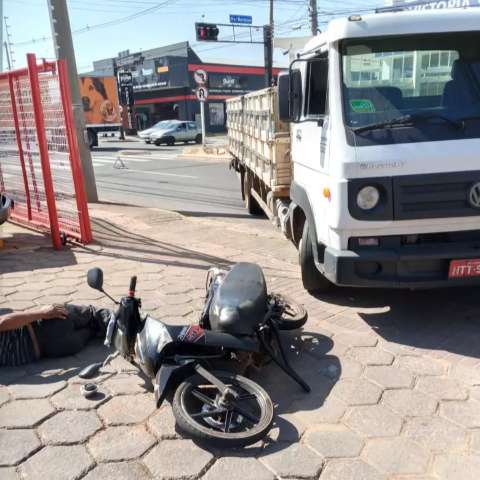 Acidente deixa motociclista com perna quebrada na Avenida Zahran