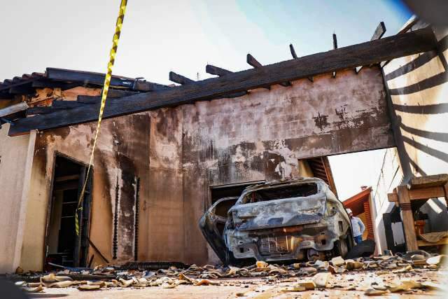 Fogo destr&oacute;i carro em varanda e faz adolescente desmaiar