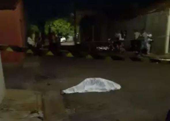 Homem &eacute; executado a tiros no meio de rua no Aero Rancho 