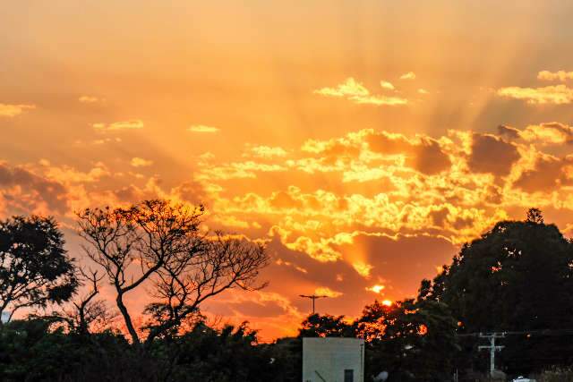 Influ&ecirc;ncia de anticiclone mant&eacute;m dia seco com temperaturas altas no Estado 