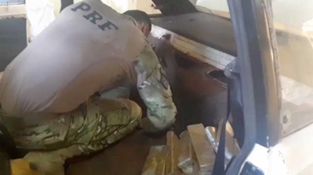 C&atilde;es farejadores encontram mais de 100 kg de maconha em fundo falso de Corcel 