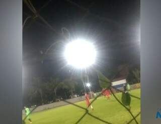 Partida de futebol em campo no Monte Alegre (Foto: Direto das Ruas)