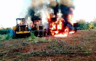 Tratores queimados por guerrilheiros do EPP, em maio deste ano, na zona rural de Yby Yaú (Foto: ABC Color)